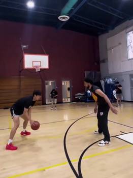 从吴勇豪和坎宁安身板厚度对比 就知道其他普通人和NBA差距了