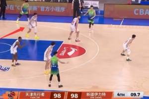 啥情况?新疆打平最后一防送无脑罚球 齐麟疑似喊队友主动犯规