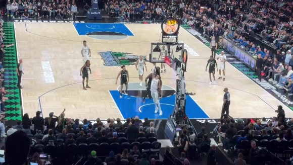 就在你脑袋上摘板！文班无解前板轻松补篮打进，这谁顶得住？